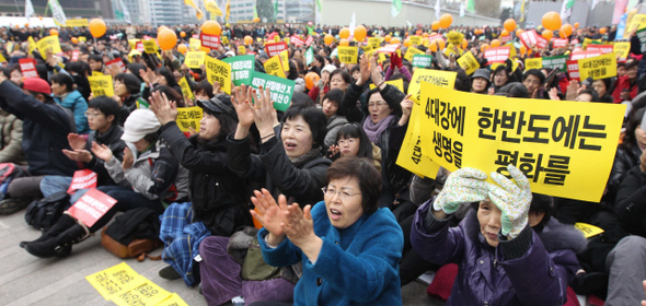 5일 오후 서울광장에서 열린 ‘4대강 공사중단과 2011년 4대강예산저지 범국민대회’ 참가자들이 4대강 사업 예산 삭감을 주장하며 함성을 지르고 있다.  박종식 기자 anaki@hani.co.kr