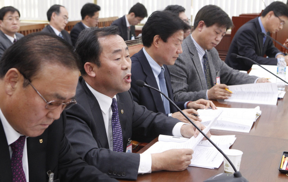 양돈농가, 어려움 호소하지만… 이병모 (사)대한양돈협회 회장(왼쪽 둘째)이 6일 오전 국회 외교통상통일위원회에서 열린 한-유럽연합 자유무역협정 공청회에서 양돈 농가의 어려움을 얘기하고 있다.  탁기형 선임기자 khtak@hani.co.kr