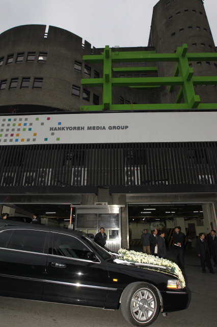 고 리영희 선생을 실은 운구차량이 8일 오전 서울 마포구 공덕동 한겨레신문사에 들러 임직원들의 배웅을 받고 있다.  이종근 기자