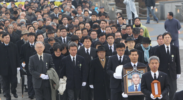8일 오후 리영희 선생 민주사회장에 참가한 유족과 장례위원, 시민들이 고인이 안장될 광주 북구 운정동 국립 5·18 민주묘지로 들어서고 있다. 
 광주/이종근 기자 root2@hani.co.kr
