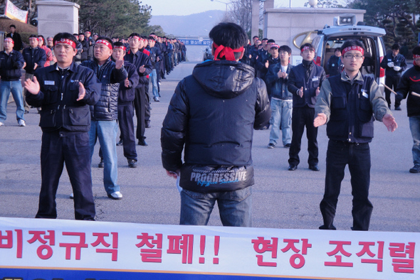 지난 9월 남북군사실무회담이 끝난 뒤 남북 대표들이 작별 인사를 나누고 있다.  판문점/사진공동취재단 