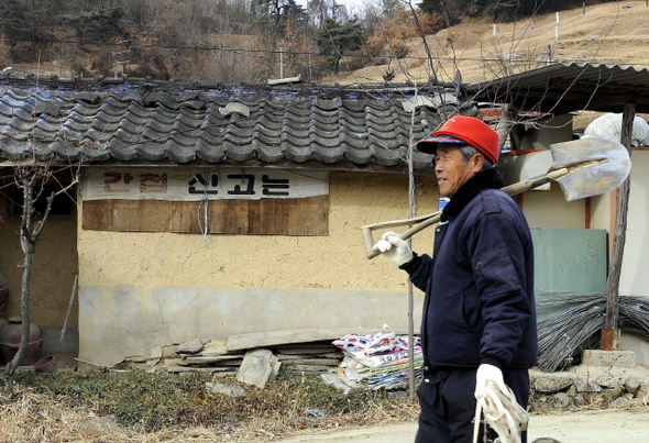 남북관계가 다시 긴장 상태를 맞았다. 아직도 시골 마을 담에는 간첩신고를 알리는 오래된 알림판이 지워지지 않은 채 흔적이라도 남아 있다. 남북이 통일되는 그날은 언제 오려는지. 강재훈 선임기자 <A href="mailto:khan@hani.co.kr">khan@hani.co.kr</A>