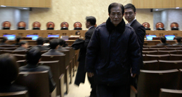 박정희 정권 시절인 1974년 버스에서 옆자리에 앉은 이에게 정부 정책을 비판하는 발언을 했다가 대통령 긴급조치와 반공법 위반 혐의로 징역 3년을 선고받고 복역한 오종상(맨 앞)씨가 16일 오후 서울 서초동 대법원에서 열린 재심 선고공판에서 무죄 판결을 받은 뒤 대법정을 나서고 있다.  이종근 기자 root2@hani.co.kr