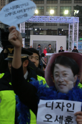 서울환경연합, 친환경무상급식연대 등 시민·사회단체 회원들이 17일 오후 서울광장 스케이트장 개장 행사에서 오세훈 서울시장(뒤편 마이크 잡은 이)이 인사말을 하는 동안 오 시장의 시의회 출석 거부를 꼬집는 행위극을 하고 있다.  이종근 기자 root2@hani.co.kr