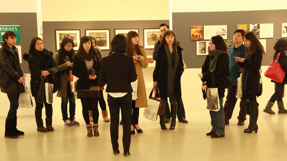 13. 개막 하루전인 16일 오후 3시, 기자들을 위한 설명회가 일반 공개에 앞서 열렸다.    관계자들엔 긴장되는 순간들이다. 등을 보이고 있는 이가 이번 전시기획자인 최연하 큐레이터