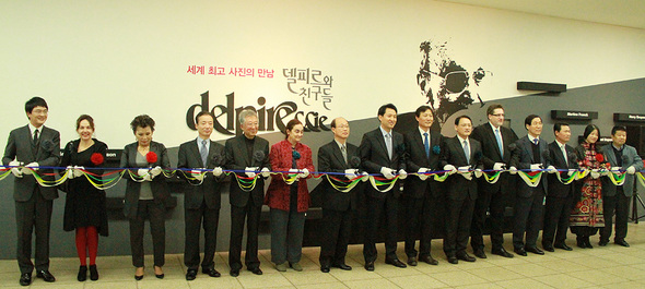 14. 16일 오후 5시, 개막식이 열렸다. 주요 참석인사들이 테이프 커팅을 준비하고 있다. 유인촌 문광부 장관과 오세훈 서울시장, 배순훈 국립현대미술관 관장과 김장실 예술의전당 사장, 고광헌 한겨레 신문사 사장 등이 보인다. 또 사진작가이며 연기자인 조민기씨와 한복디자이너인 이효재씨도 참가했다.
