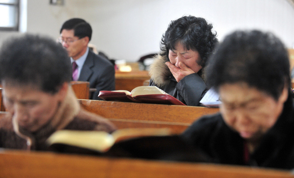 기도하는 연평도 주민들   연평도 한 주민이 19일 오전 인천 옹진군 연평교회에서 예배를 보며 눈물을 흘리고 있다. 우리 군은 이르면 20일 연평도에서 사격훈련을 재개할 계획이다.  연평도/사진공동취재단