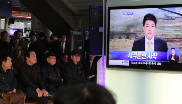 연평도 해상사격훈련이 실시된 20일 오후 서울 중구 봉래동 서울역 대합실에서 시민들이 뉴스특보를 지켜보고 있다.  신소영 기자 viator@hani.co.kr