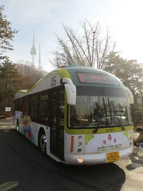  21일 오전 서울 중구 회현동 남산공원 팔각정 휴게소 앞에서 개통식을 마친 전기버스가 남산 순환도로를 달리고 있다. 남산 엔(N)서울타워~대한극장~국립극장~동대입구역~약수동~남산 북쪽 순환로 입구를 운행하는 기존 남산 순환버스 14대 가운데 02번 버스 3대와 03번·05번 버스 각 1대 등 모두 5대가 전기버스로 바뀐다.이종근 기자 <A href="mailto:root2@hani.co.kr">root2@hani.co.kr</A>