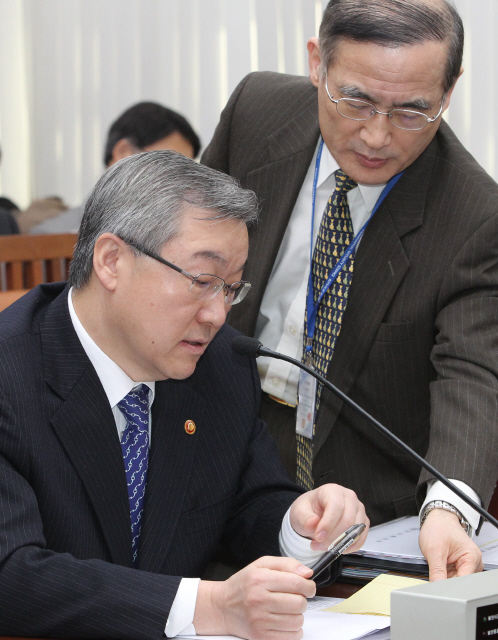 김성환 외교통상부 장관(왼쪽)이 21일 오전 국회 외교통상통일위원회에 출석해 의원들의 질의에 답하던 중 위성락 한반도평화교섭본부 본부장한테서 쪽지를 건네받고 있다. 탁기형 선임기자 khtak@hani.co.kr