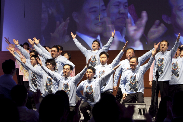 삼성화재가 지난달 연 ‘한마음 합창대회’에서 ‘강서의 자격’(팀·개인영업 총괄 강서사업부 임직원 등 35명으로 구성)이 ‘로보트 태권브이’ 노래에 맞춰 율동을 하고 있다. 삼성화재 제공