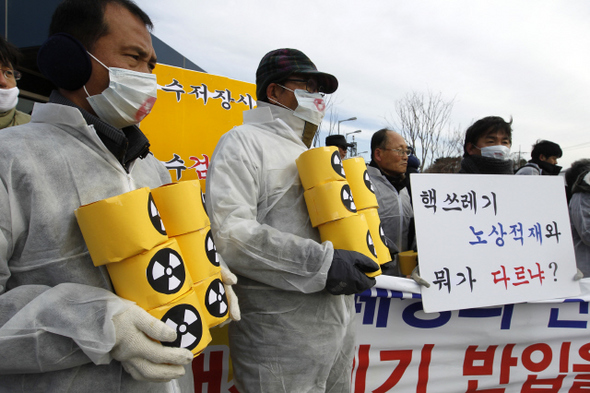 경주핵안전연대, 환경운동연합 등 시민단체 회원들이 24일 오전 경북 경주시 양북면 봉길리 방사성폐기물처리장 앞에서 지하시설 완공 전에 지상 인수저장시설에 방사성 폐기물을 반입하는 것에 반대하는 기자회견을 하고 있다. 경주/김명진 기자 littleprince@hani.co.kr