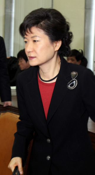 &raquo; 박근혜 전 한나라당 대표가 지난 12월7일 소득세 감세 관련 회의가 열린 국회 기획재정위원회 회의장을 나서고 있다. 한겨레 김경호 