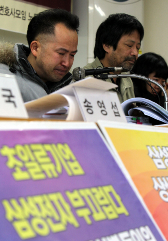 삼성전자에서 해고된 박종태(왼쪽)씨가 27일 오전 서울 서초구 서초동 ‘민주사회를 위한 변호사모임’(민변) 사무실에서 열린 ‘삼성의 노동조합 설립 탄압규탄 및 삼성전자 박종태씨 해고무효확인소송 소장제출 기자회견’에서 직무대기와 ‘왕따 근무’ 등 삼성에서 그동안 당했다는 일들을 말하다 울먹이고 있다. 오른쪽은  김성환 삼성일반노조위원장.  이종근 기자 root2@hani.co.kr