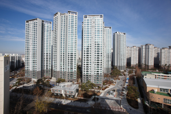 대림산업과 삼성물산이 시공한 ‘반포 리체’가 지난 22일 실시한 1순위 청약에서 평균 10.7 대 1의 높은 경쟁률을 기록해 올 하반기 서울 지역에서 분양한 아파트 중 유일하게 1순위에서 청약을 마감했다. 반포 리체는 예전의 강남 삼호가든 1, 2차를 재건축한 후분양 아파트로 전체 1119가구 중 일반분양은 46가구다. 당첨자 발표는 30일, 계약은 내년 1월5~7일이다. 구경하는 집은 반포 리체 106동에 있다.  대림산업 제공