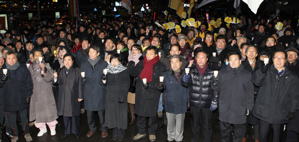  ‘날치기 폭거 무효와 민생예산 회복을 위한 엠비(MB)·한나라당 심판 정당·시민사회 결의대회’에 참석한 국회의원과 시민들이 28일 오후 서울 용산구 서울역 앞에서 촛불을 들고 이명박 정부를 규탄하고 있다. 앞줄 왼쪽부터 김영훈 민주노총 위원장, 강기갑 민주노동당 의원, 이석현 민주당 의원, 이인영 민주당 최고위원, 이정희 민주노동당 대표, 손학규 민주당 대표, 이재정 국민참여당 대표, 조승수 진보신당 대표, 정동영 민주당 최고위원, 권영길 민주노동당 의원. 이종근 기자 <A href="mailto:root2@hani.co.kr">root2@hani.co.kr</A>