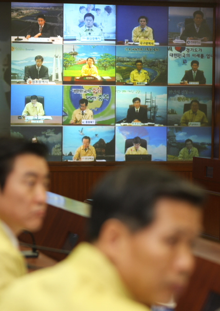 맹형규 행정안전부 장관과 유정복 농림수산식품부 장관이 29일 오전 서울 세종로 정부중앙청사에서 구제역 관련 긴급 담화문을 발표한 뒤 전국 시도지사와 화상을 통해 대책회의를 하고 있는 모습이 모니터에 비치고 있다.  이종찬 선임기자 <A href="mailto:rhee@hani.co.kr">rhee@hani.co.kr</A>
