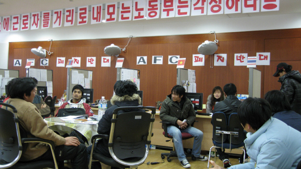 노동부 한국산업인력공단이 올해 말까지 외국인 노동자들을 모두 내보낼 것을 요구하며 계약 해지를 통보한 경기도 안산시 고잔동 안산 외국인근로자 지원센터에서 29일 오전 상담을 하려는 외국인 노동자들이 대기하고 있다.  안산/홍용덕 기자
