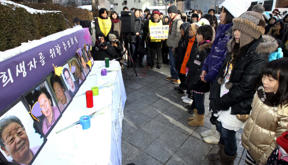  일본 오사카에서 온 재일동포 어린이들(오른쪽)이 29일 낮 서울 종로구 중학동 주한 일본대사관 앞에서 열린 올해 마지막 수요집회에서 올 한해 동안 세상을 떠난 위안부 피해 할머니 여덟 사람을 추모하며 ‘아리랑’을 부르고 있다. 12월 현재 한국 정부에 등록돼 있는 위안부 피해 할머니는 모두 234명으로, 이 가운데 80명이 생존해 있다.  김태형 기자 xogud555@hani.co.kr