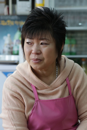 29일 경기도 용인시 수지구 ‘장모님 빈대떡’에서 만난 권명숙(48)씨가 용산참사로 숨진 남편 고 이성수씨와의 추억과 상흔(21)·상현(19) 두 아들에 대한 미안한 마음을 이야기하다 눈물짓고 있다. 장례식 뒤 집에만 머물던 권씨는 “몸을 혹사시켜 잡념을 없애야겠다”며 지난 10월 식당을 열었다.  김봉규 기자 <A href="mailto:bong9@hani.co.kr">bong9@hani.co.kr</A>