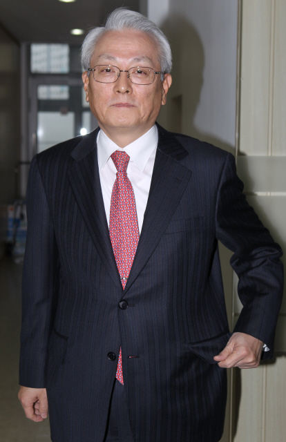 감사원장 후보자로 지명된 정동기 정부법무공단 이사장이 31일 오전 서울 서초동 공단 사무실로 들어서고 있다.  이종찬 선임기자 rhee@hani.co.kr