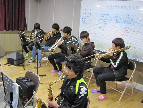 전북 정읍 동화중학교 학생들이 이번 겨울 음악캠프에서 자신들이 고른 악기로 함께 연습하고 있다.  정읍 동화중학교 제공