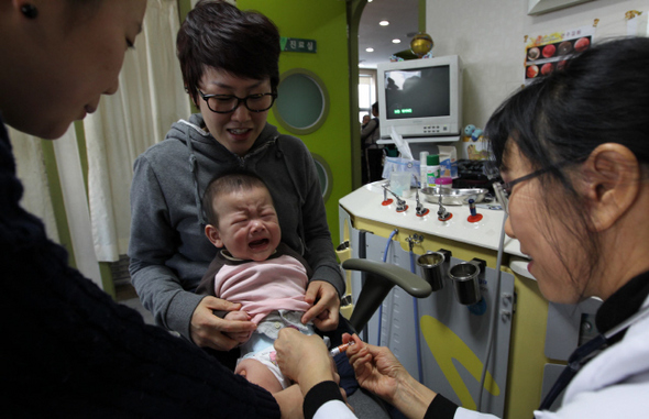 서울 성북구 삼선동 한 소아과에서 3일 오전 유아가 무료 예방접종을 받고 있다. 성북구청은 관내 83개 병의원과 협약을 맺고 구에 주민등록이 돼 있는 만 3살 이하 영유아에 대해 지난 1일부터 결핵과 비형간염 등 모두 7종 16회의 예방접종을 무료로 실시하고 있다.  이종근 기자 root2@hani.co.kr