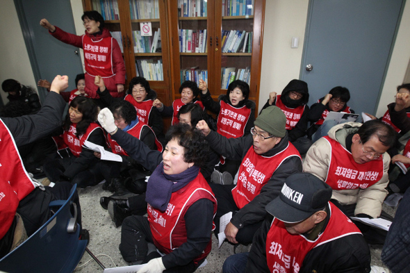 홍익대 미화·보안·시설 용역 노동자들이 3일 오전 서울 마포구 상수동 홍익대 문헌관 6층 총장실 앞에서 해고 철회와 총장 면담을 촉구하며 점거농성을 하고 있다.  김태형 기자 xogud555@hani.co.kr