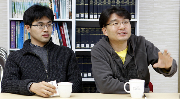 지난 4일 세미나 네트워크 ‘새움’ 회원인 유승민(왼쪽), 한형식씨가 새움이 만들어진 취지와 활동 내용에 대해 이야기를 하고 있다.  김명진 기자 littleprince@hani.co.kr