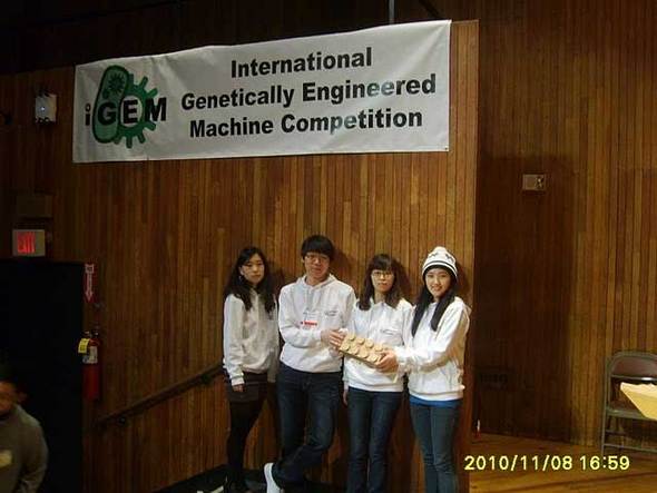 2010 iGEM 참가 고려대 팀. 사진제공/ 고려대 계산 및 합성 생물학 연구실