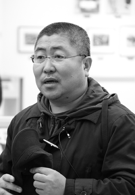 전시회 설명에 나선 성남훈 작가