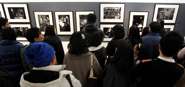 9일 오후 서울 서초구 예술의전당 한가람미술관에서 열리고 있는 사진전 ‘델피르와 친구들’을 찾은 관람객들이 한국작가 박재성씨의 작품을 감상하고 있다. 주말 2000여명의 관람객이 찾는 등 성황을 이루고 있는 이번 전시는 2월27일까지 열린다.  박종식 기자 anaki@hani.co.kr