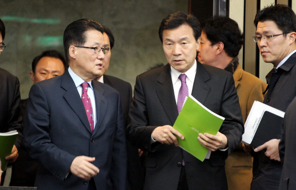 민주당 손학규 대표(앞줄 오른쪽)와 박지원 원내대표가 지난 6일 정책의원총회가 열린 국회 회의장으로 들어서며 이야기하고 있다. 민주당은 이날 정책의총에서 현행 61.7%인 입원 진료비의 건강보험 부담률을 향후 5년간 단계적으로 90%까지 높이고, 의료비 본인부담률을 10%까지 줄이는 실질적 무상의료안을 당론으로 확정했다.  김경호 기자 <A href="mailto:jijae@hani.co.kr">jijae@hani.co.kr</A>
