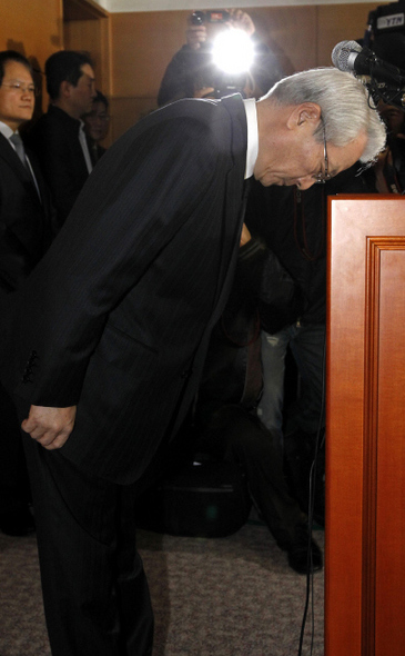 고개 숙인 정동기 정동기 감사원장 후보자가 12일 오전 서울 종로구 통의동 금융감독원 별관에서 사퇴 의사를 밝히는 기자회견을 하기에 앞서 고개 숙여 인사하고 있다.  김명진 기자 littleprince@hani.co.kr