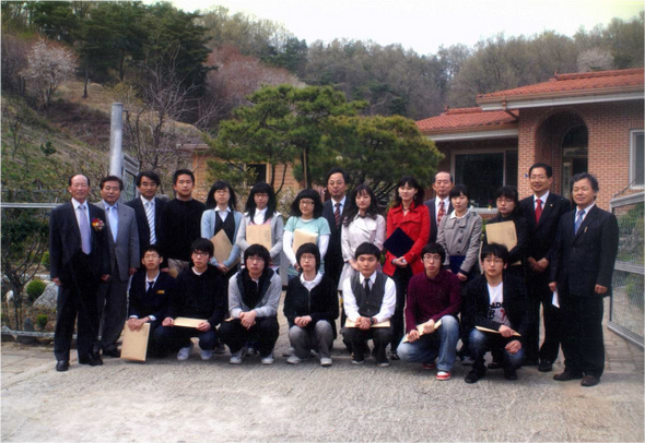 이은영(맨 왼쪽) 희영장학회 이사장 등 장학회 이사들과 장학금을 받은 학생들.  희영장학회 제공