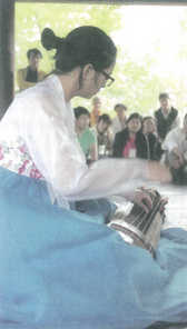 전주 한옥마을 오목대에서 관광객들이 전통문화 공연을 관람하고 있다. 전주시청 제공