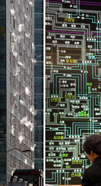 서울 영하 14.1도, 철원 영하 23.6도 등 기록적인 한파가 이어진 17일 오전 서울 마포구 공덕동 한 오피스텔 건물 창밖으로 난방장치에서 뿜어져 나온 연기가 피어오르고 있다. (왼쪽) 최대 전력사용량이 7313만7000㎾를 기록해 올겨울 들어 네번째로 사상 최대치를 경신한 17일 오후 서울 강남구 삼성동 전력거래소에서 직원들이 지역별 전력 사용 상황을 점검하고 있다. 예비전력량이 404만㎾(예비율 5.5%)에 불과해 일부 지역에서는 자칫 정전사태도 우려되고 있다.  박종식 김진수 기자 <A href="mailto:anaki@hani.co.kr">anaki@hani.co.kr</A> 