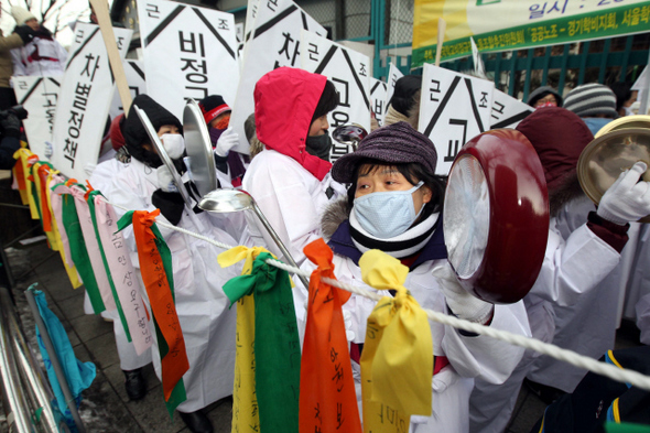 상복을 입은 전국학교비정규직 노동자들이 18일 오후 교육과학기술부가 있는 서울 세종로 정부중앙청사 후문에서 ‘전국학교비정규직노동자 결의대회’를 열고, 계약해지·무기계약 회피 근절과 비정규직과의 차별 해소 등을 요구하고 있다.  김태형 기자 xogud555@hani.co.kr