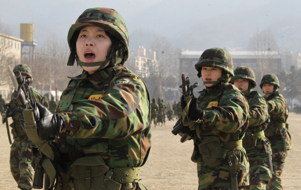  숙명여대를 비롯한 전국 대학 7곳에서 선발된 60명의 첫 여성 학군사관후보생(ROTC)들이 19일 오전 경기도 성남시 수정구 창곡동 학생중앙군사학교에서 남성 후보생들과 함께 총검술 훈련을 받고 있다.  성남/신소영 기자 viator@hani.co.kr