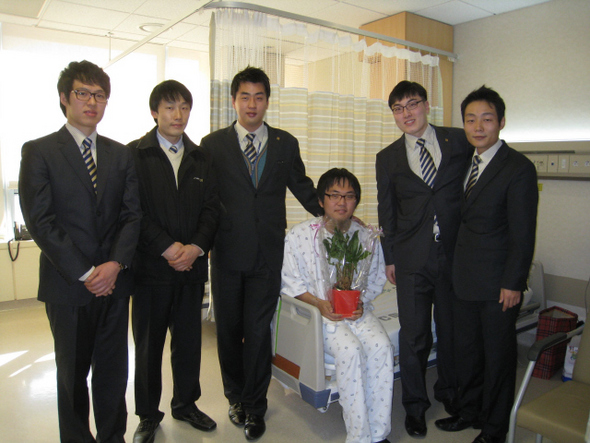 지난 10일 서울지하철 9호선 역무원들(왼쪽부터 고석환·조민철·김문수·허판회·민동일씨)이 박원(왼쪽에서 네번째 환자복 입은 이)씨의 병실을 방문해 기념촬영을 했다.  서울9호선운영주식회사 제공
