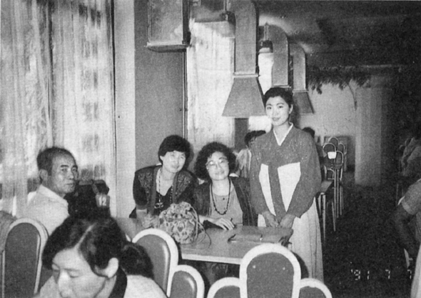 지난 1991년 여름 연길과 백두산 등을 돌아본 뒤 중국 베이징의 북한 음식점에서 일을 하는 북쪽 여성(한복 입은 이)과 함께 찍은 기념사진.