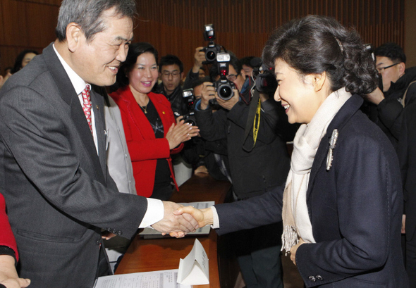 박근혜 한나라당 전 대표가 23일 오후 국회 헌정기념관에서 열린 ‘근혜천사 바자회’ 행사에서 온라인 팬클럽 회원들과 악수하고 있다.  탁기형 선임기자