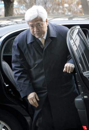 건설현장 식당(함바집) 비리에 연루된 혐의를 받고 있는 강희락 전 경찰청장이 23일 오전 검찰 조사를 받기 위해 서울동부지검에 도착해 승용차에서 내리고 있다.  탁기형 선임기자 khtak@hani.co.kr