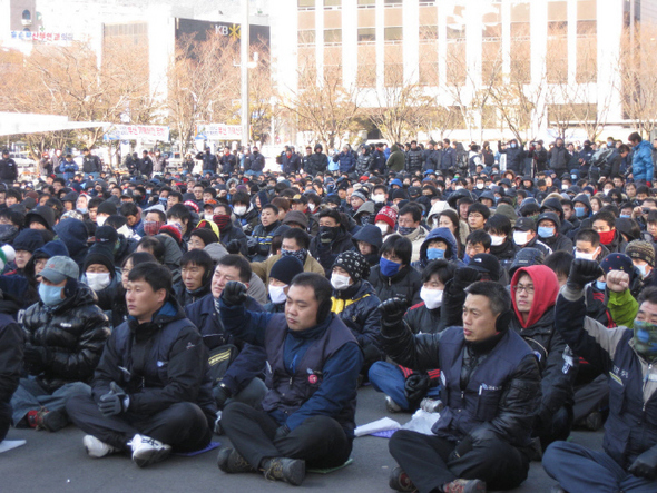 26일 오후 부산역에서 열린 ‘한진중공업 정리해고 분쇄 민주노총 결의대회’에 참가한 노동자들이 구호를 외치고 있다.
