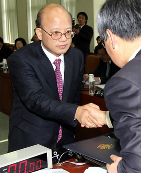 박한철 헌법재판소 재판관 후보자(왼쪽)가 27일 오전 국회에서 열린 인사청문회에서 우윤근 법제사법위원장에게 선서문을 전달한 뒤 악수하고 있다.  박종식 기자 anaki@hani.co.kr