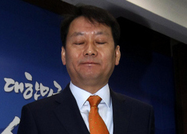 대법원 상고심에서 원심이 확정돼 도지사직을 잃은 이광재 강원도지사가 27일 오후 강원도 춘천시 중앙로 강원도청에서 침통한 표정을 지은 채 기자회견장을 나서고 있다.
  춘천/김명진 기자 littleprince@hani.co.kr