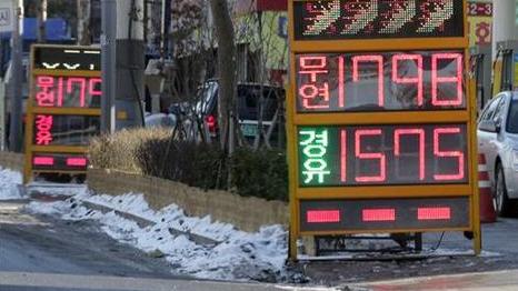 &raquo; 정부와 정유사 간 휘발유값 전쟁이 재점화됐다. 서울 시내 한 주유소의 가격 안내판. 연합 
