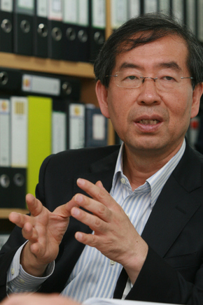 지난 10여년 동안 한국 사회의 나눔 문화를 선도해 온 박원순 변호사는 “우리 사회의 나눔 문화가 큰 틀에서 한 단계 발전을 하고 있다”고 진단했다. 하지만 박 변호사는 “지난 수십년 정부가 ‘쥐어짜듯’ 주도해 온 모금 방식의 잔재를 청산해야 하는 과제가 남아 있다”고 지적했다.  <한겨레> 자료사진
