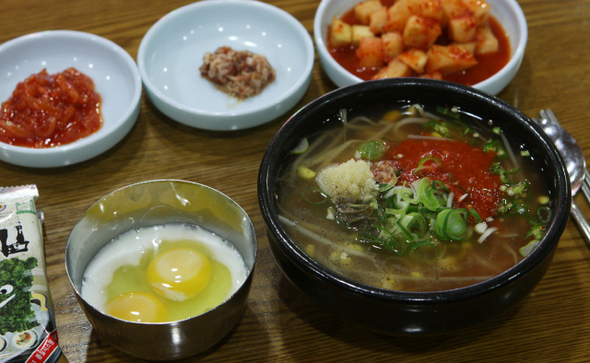 &raquo; ‘국밥쟁이’ 부부의 콩나물국밥은 국물을 담백히 우려내고 갖가지 양념을 모두 따로 만들어 마지막 순간에 배합하는 레시피로 옛맛을 살려냈다. 한겨레 윤운식 기자 
