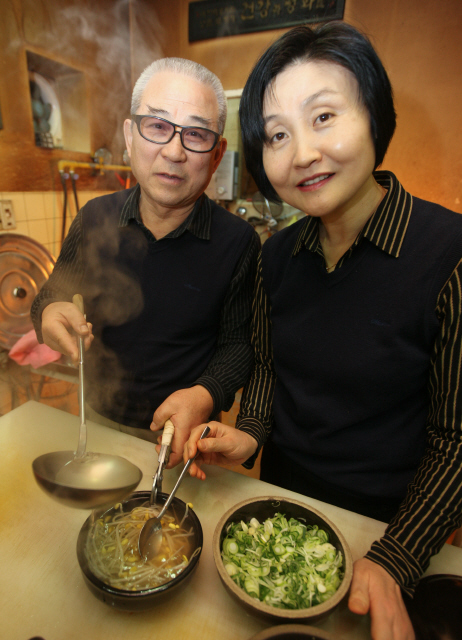 &raquo; 성재수 사장은 ‘아무런 반찬이 없어도’ 국밥만으로 완성되는 맛을 찾으려 노력한다. 지난 1월18일 오전 성재수씨와 부인 장은주씨가 콩나물국밥을 내놓고 있다. 한겨레 윤운식 기자 